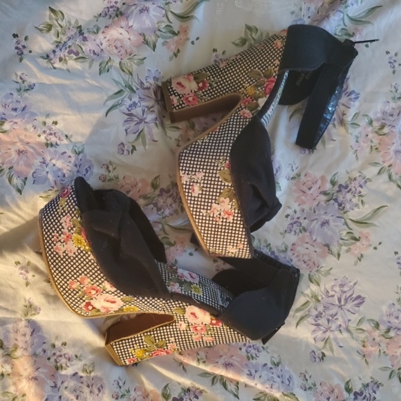 Fun floral wedgie heels - Picture 2 of 2